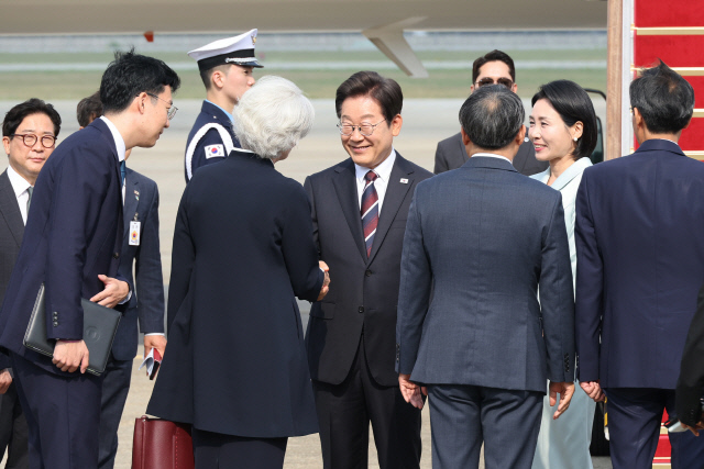ì°´ëÅë·É, G7 Á¤»óȸÀÇ Âü¼®Â÷ ij³ª´Ù·Î Ãâ±¹ ì°´ëÅë·É, G7 Á¤»óȸÀÇ Âü¼®Â÷ ij³ª´Ù·Î Ãâ±¹